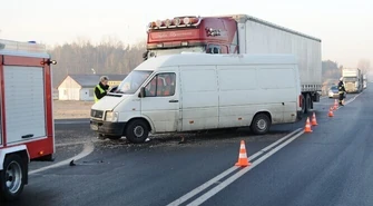 Zderzenie volkswagena z ciężarówką &#8211; dwie osoby w szpitalu