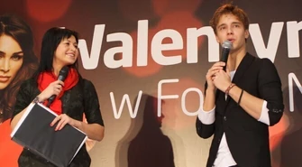 Maciej Musiał i tłum jego fanek