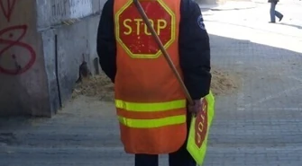 Pijany &#8222;Stopek&#8221; przeprowadzał dzieci przez ulicę