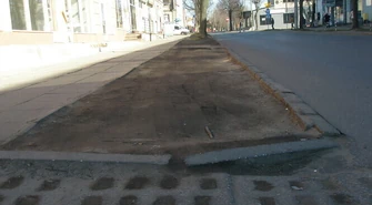 Kierowcy zniszczyli trawnik przy Młynarskiej