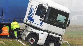 TIR zsunął się z krajowej "ósemki"