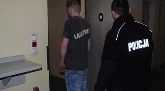 Kopał kobietę i krzyczał, aby opuściła auto