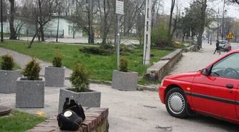 Zagrodzili drogę donicami. Gdzie zaparkują urzędnicy?