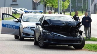 Mercedes uderzył w przyczepę