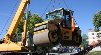 Walec drogowy spadł z lawety