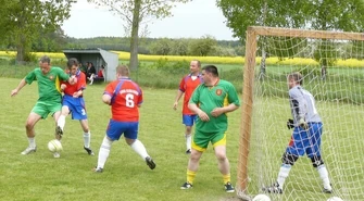 Samorządowcy grali w piłkę. Powiat piotrkowski górą 