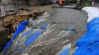 Strawa wylała. Strażacy zabezpieczali podmytą kamienicę