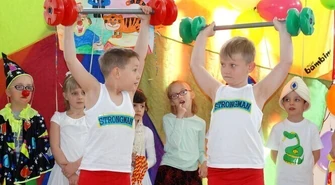 Cyrkowe wygłupy przedszkolnej trupy