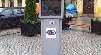 Infobox na pl. Czarnieckiego uszkodzony 