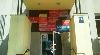 Dlaczego brakuje tabliczki?