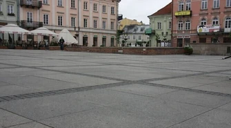 Brudne płyty w Rynku Trybunalskim