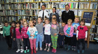 Policjanci, strażacy oraz strażnicy miejscy czytali przedszkolakom z Piotrkowa