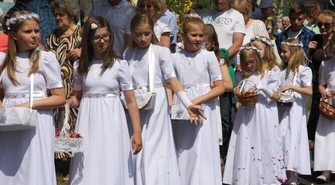 Dzieci sypią kwiaty - Boże Ciało w Piotrkowie 