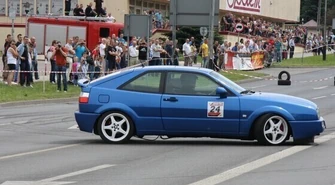 Szybkie samochody, pisk opon, aplauz publiczności