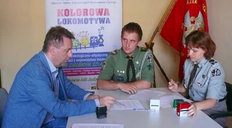 Harcerze i dzieci z Oratorium w projekcie "Kolorowa Lokomotywa" 
