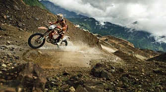 Na motorach po terenie kopalni