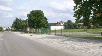 Więcej miejsc parkingowych i chodników