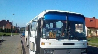 Dwóch na podwójnym gazie wiozło dzieci