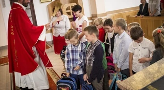 Poświęcili plecaki