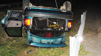 Kierowca audi dachował. Miał prawie dwa promile