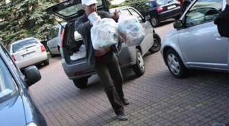 Grzegorz Sowa wyrzucił śmieci przed Urzędem Miasta