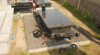 Nastolatek zniszczył 13 nagrobków 