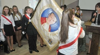 Mają patrona, mają sztandar &#8211; wielkie święto w podstawówce w Gazomi 