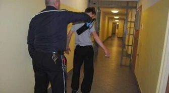 W piwnicy znaleźli torebki z białym proszkiem 