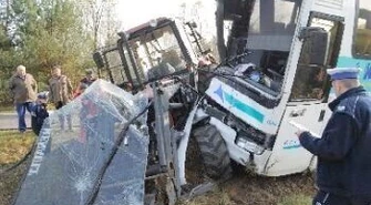 Zderzenie autobusu z traktorem. Ranna 10-latka