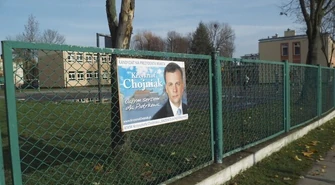 Rozwieszają plakaty na szkolnych płotach