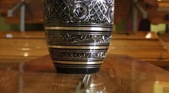 Pozostaje po nas garstka prochu