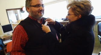 Biała wstążka w Piotrkowie &#8211; Elżbieta Radziszewska w kampanii przeciwko przemocy wobec kobiet