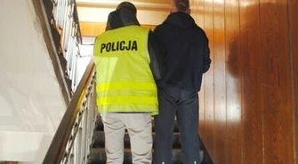 Dostał w głowę butelką, szkłem poprzecinali mu rękę 