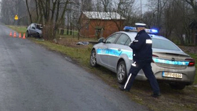Kierowca zginął po zderzeniu auta z drzewem