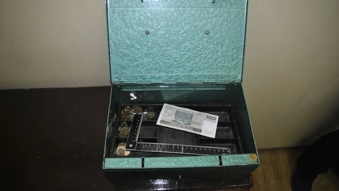 Ukradli z zaplecza sklepu kasetkę z pieniędzmi