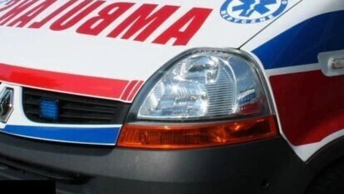 Drzewo przewróciło się tuż przed karetką