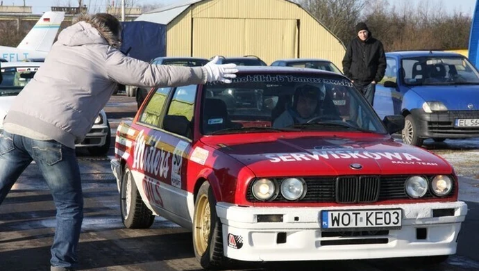 Pisk opon na lotnisku w Piotrkowie 