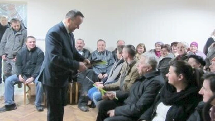 Burmistrz rozdaje odblaski