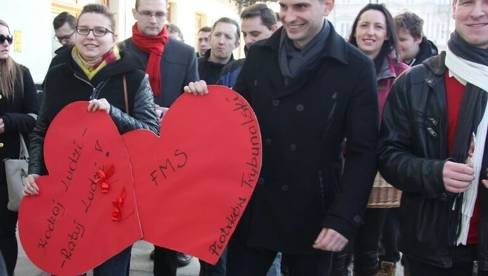 Walentynki w Piotrkowie. Rozdawali Karty życia i lizaki 