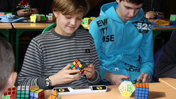 Kostkę Rubika mają w małym palcu