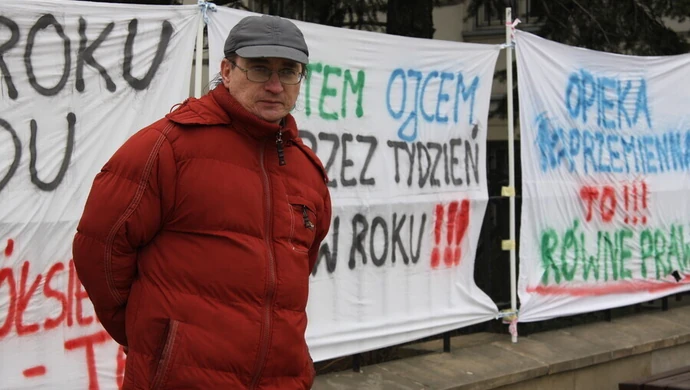 "Stop dyskryminacji ojców!" - protest przed piotrkowskim sądem 
