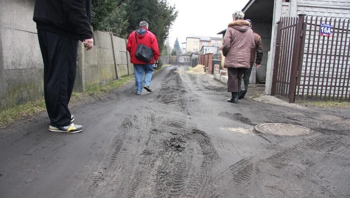 Na Pawłowskiej zakopała się karetka