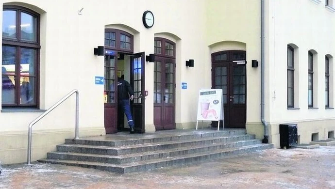 Nowe wiaty i ławki na dworcu PKP w Piotrkowie 