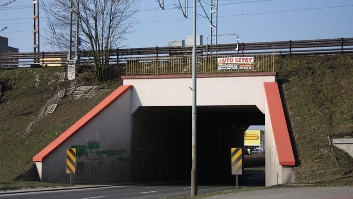 Al. Piłsudskiego: Z wiaduktu coś wycieka 