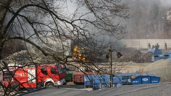 Przy Mireckiego zapaliły się śmieci