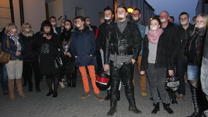 Milcząco bronili pubu