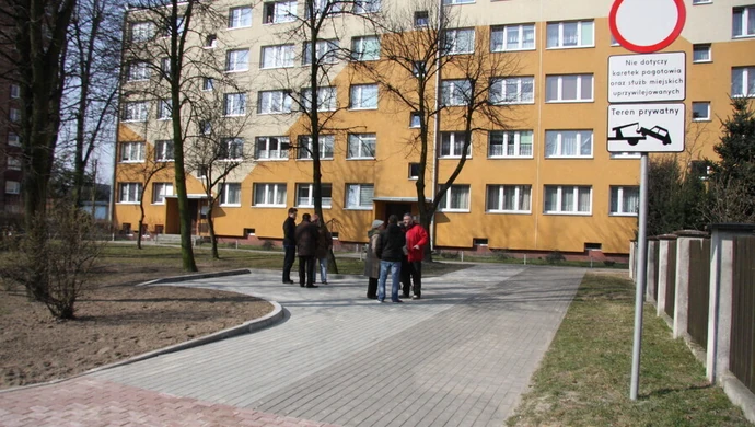 Ul. Wysoka: Wybudowali przed blokiem wjazd dla karetek