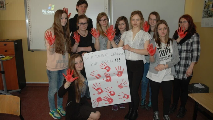 Sportowo, paramilitarnie, śpiewnie zapraszali do liceum