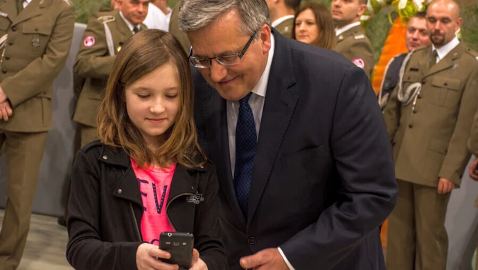 Bronisław Komorowski na śniadaniu u żołnierzy 