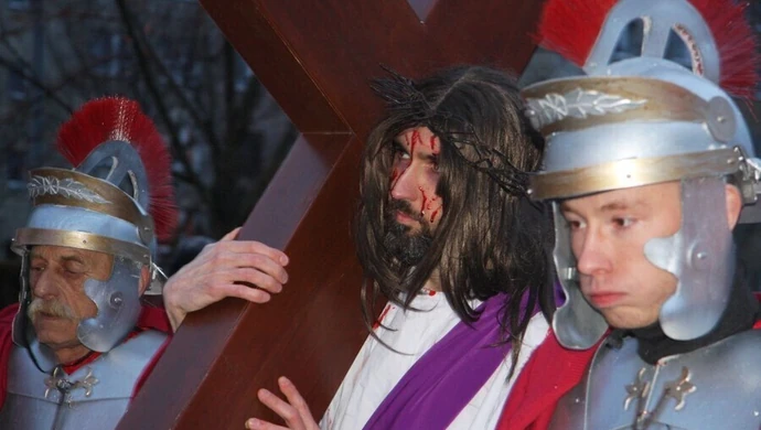 Misterium Męki Pańskiej. Wiernym nie przeszkodził deszcz i wiatr 